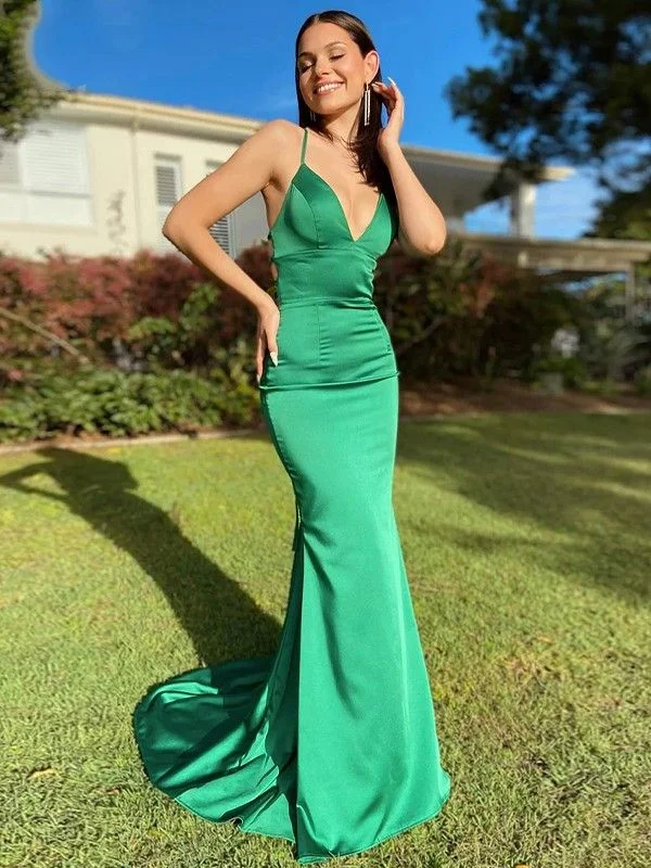 evening dress with bold design -Green Sheath/Column V-Neck Prom Dresses With Criss-Cross Straps cc665